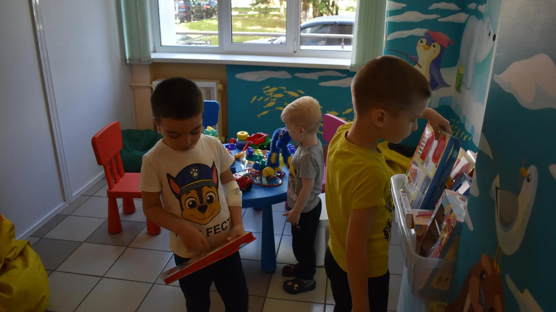 Юным пациентам больницы Балашихи передали книги, фломастеры и развивающие игры