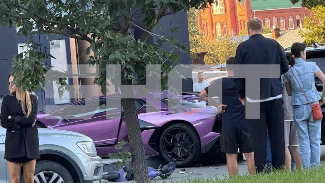 Фиолетовый Lamborghini за 35 млн врезался в дом в Екатеринбурге