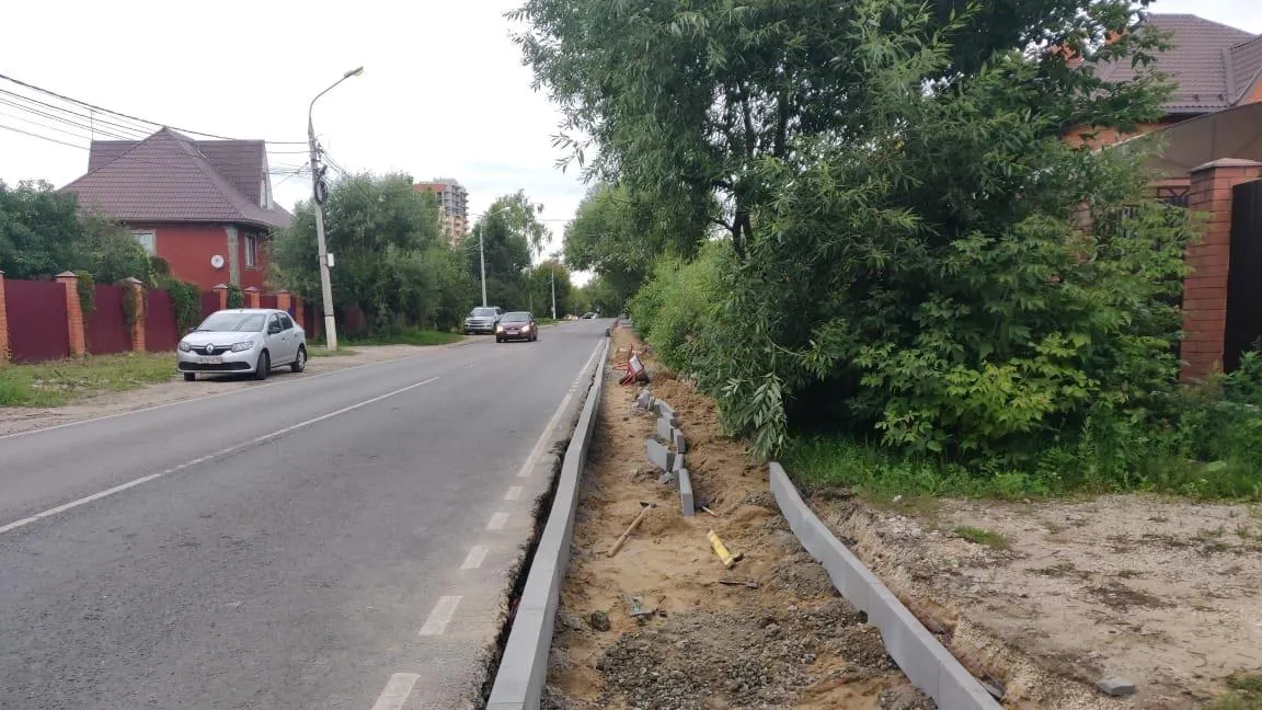 Бортовой камень начали устанавливать на новый тротуар в Подольске