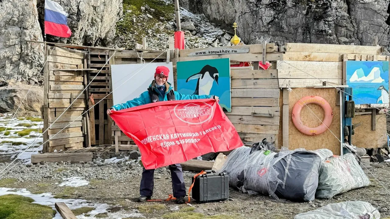 Федор Конюхов сделал памятную надпись на флаге коломенской картинной галереи «Дом Озерова»
