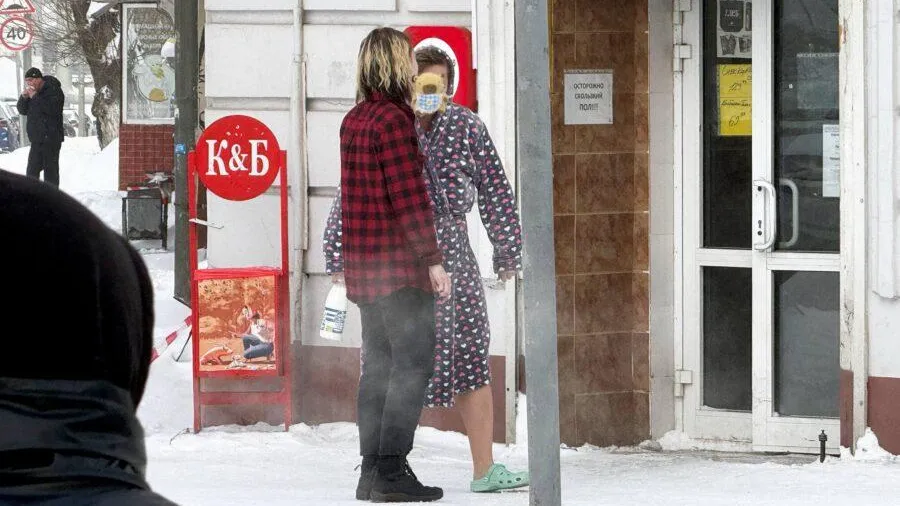 В Кемерове заметили девушку, разгуливающую зимой по улице в одном халате