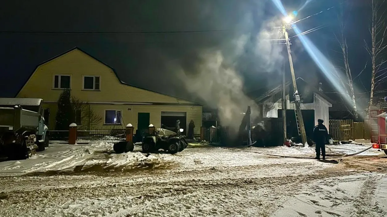 Пожарные Подмосковья потушили горящий трактор и гараж в Павлово-Посадском округе