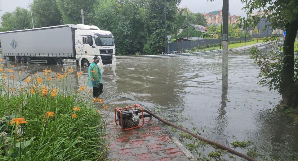 На сапах по дорогам и вода с потолка: последствия сильного ливня в Москве и Подмосковье 21 июля