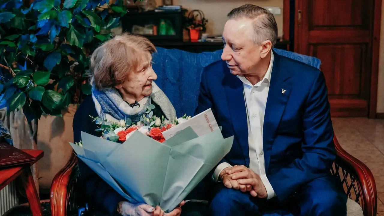 Александр Беглов поздравил блокадницу со 100-летним юбилеем