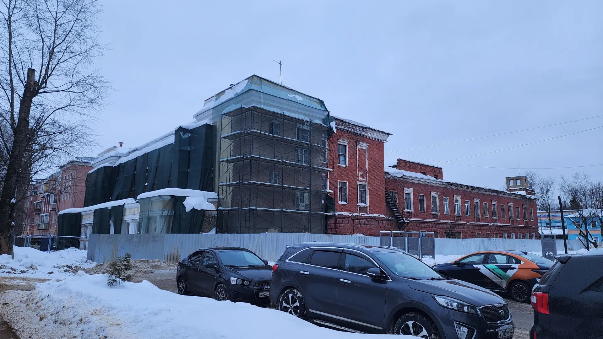 Строители завершают демонтаж пола и перегородок в ДК мкрн Климовск Подольска