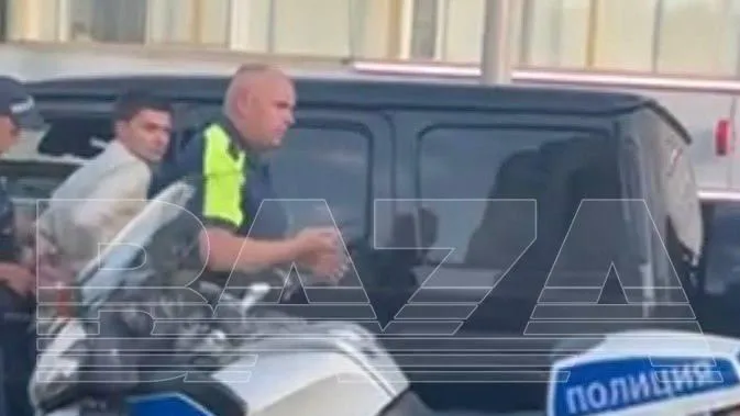 Водитель черного «Гелендвагена» отвесил пощечину полицейскому в центре Москвы