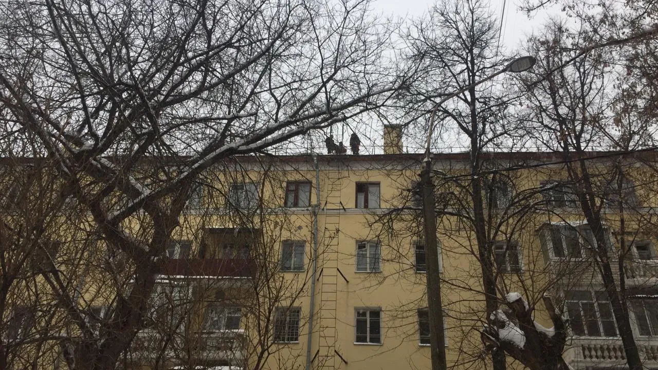 В Подольске провели локальный ремонт кровли дома после жалобы жительницы
