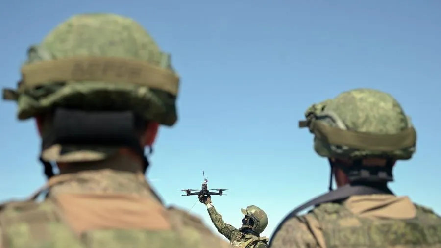 МО показало, как FPV-дроны уничтожают орудия ВСУ на Краснолиманском направлении