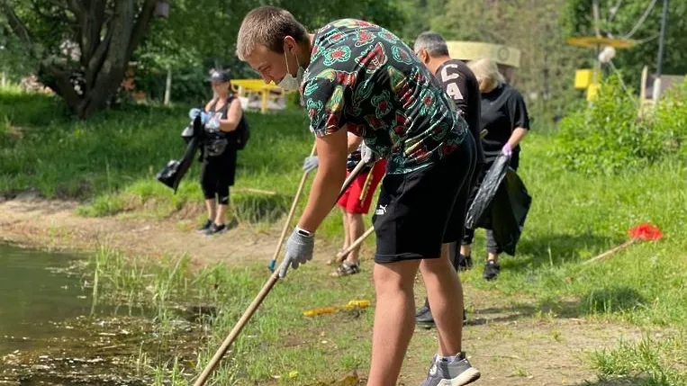 Жители Люберец убрали мусор в парке округа