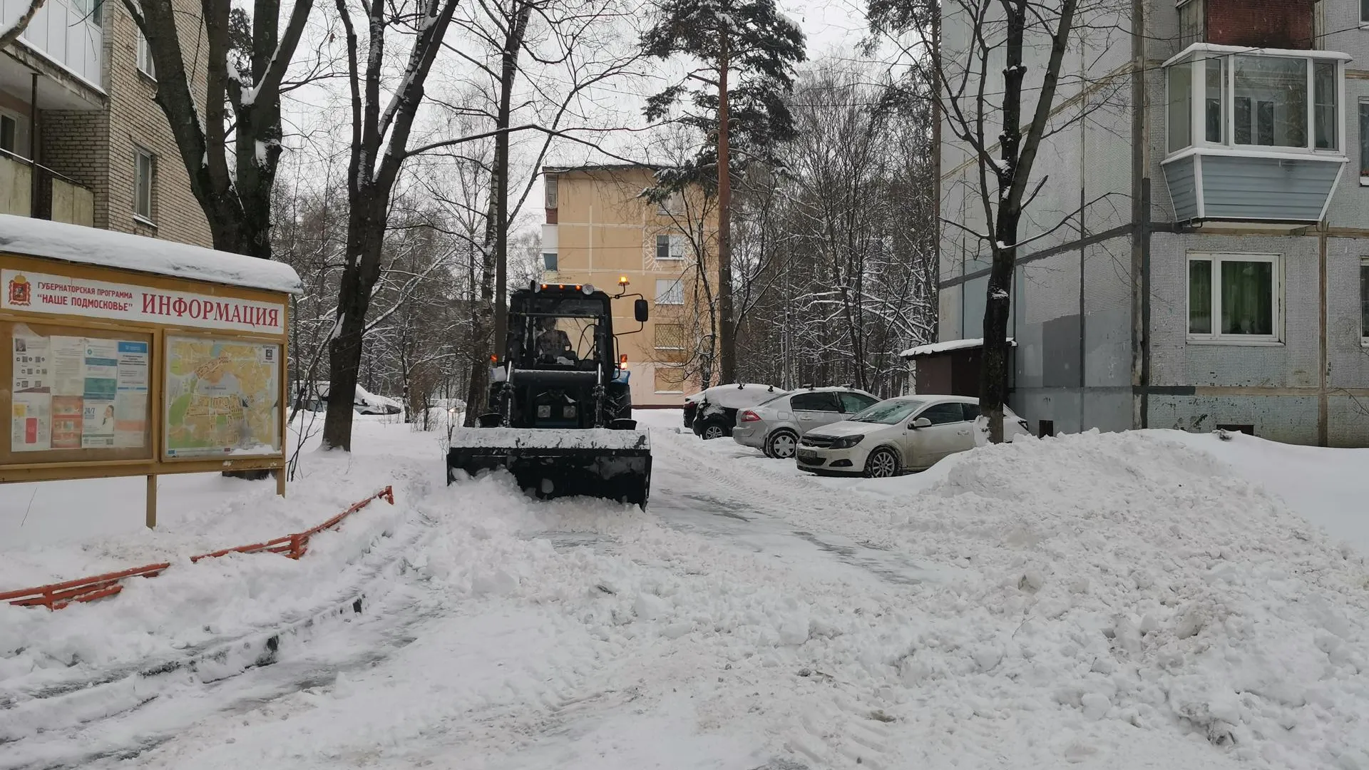 Коммунальщики в Королеве продемонстрировали уборку снега по новой схеме
