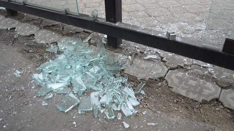 Около 4 тыс павильонов Подмосковья частично разрушили и испортили вандалы с начала года