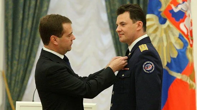 В школе Звездного городка открыли парту Героя России Романа Романенко
