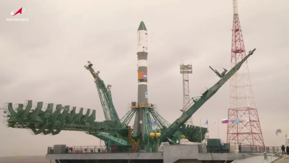 Ракету «Союз» с кораблем «Прогресс» установили на стартовой площадке Байконура
