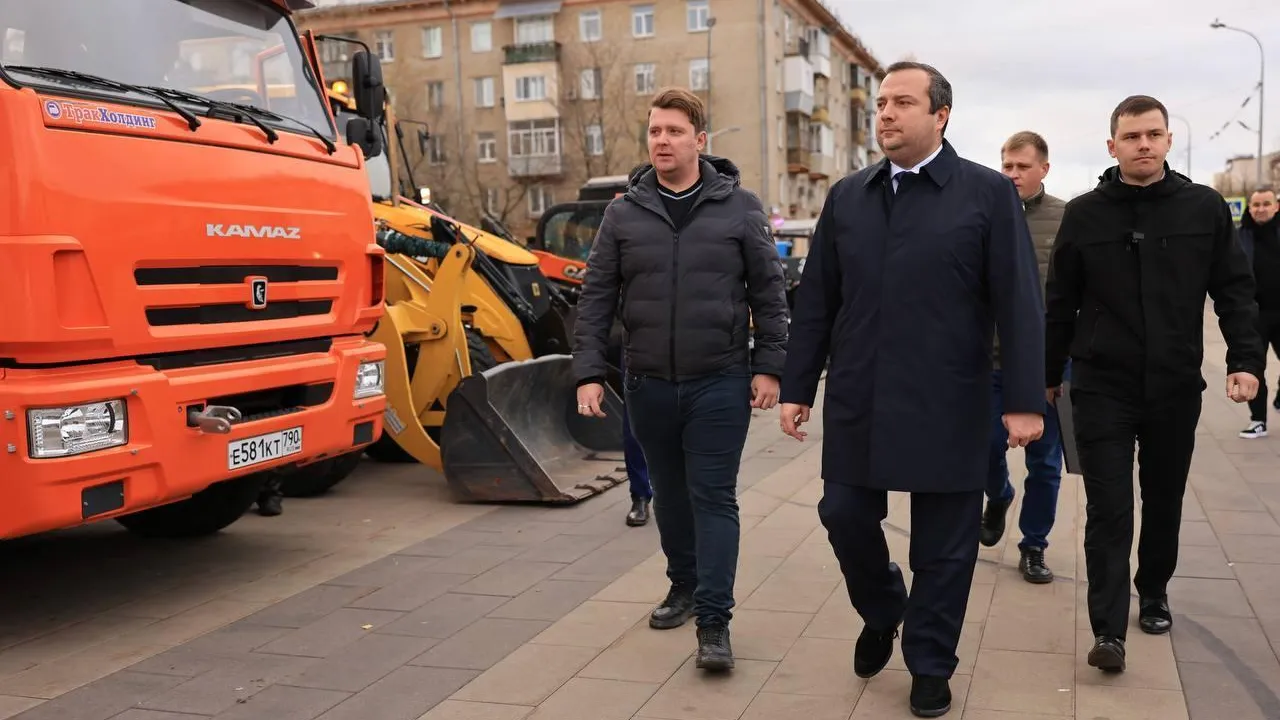 Глава Королева проверил готовность спецтехники к зимнему периоду