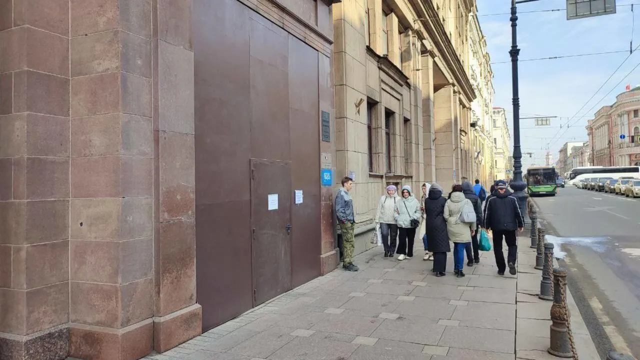 В Смольном объяснили пропажу двери дома, где находится генконсульство Франции