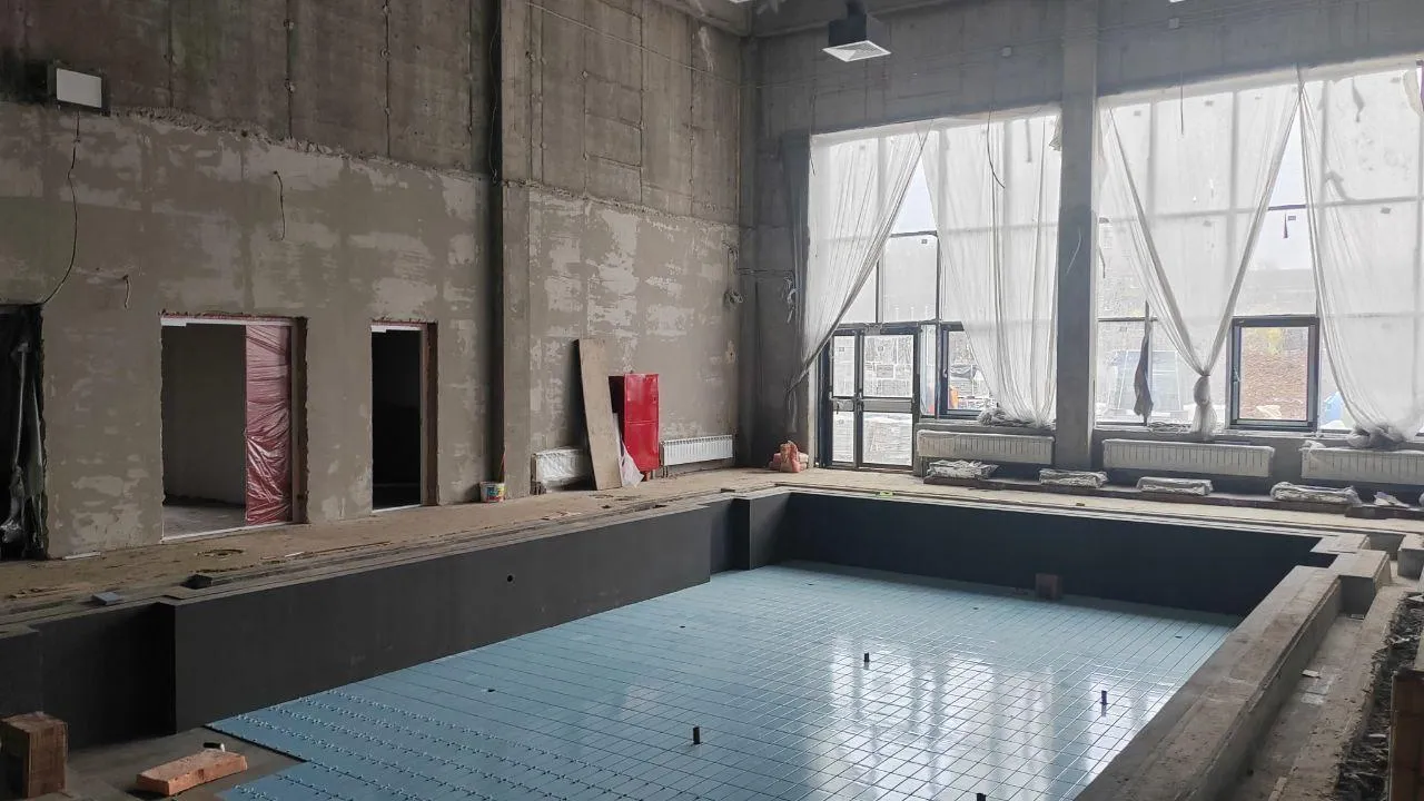 В новом ФОКе Лобни приступили к облицовке чаши бассейна