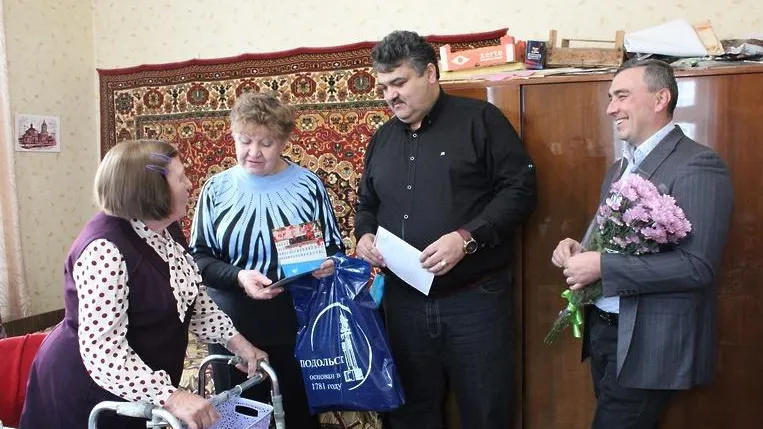 В Подольске вручили подарки от правительства Подмосковья двум труженицам тыла