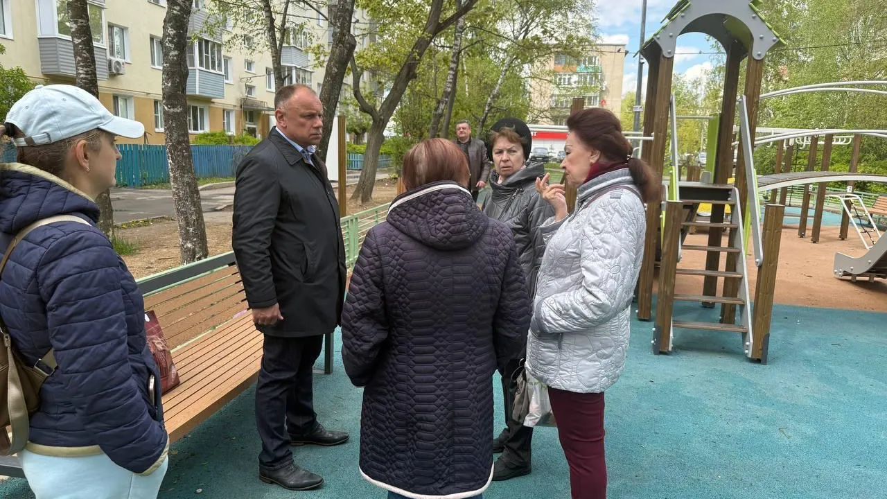 В Лосино-Петровском продолжается работа по капремонту самотечного коллектора