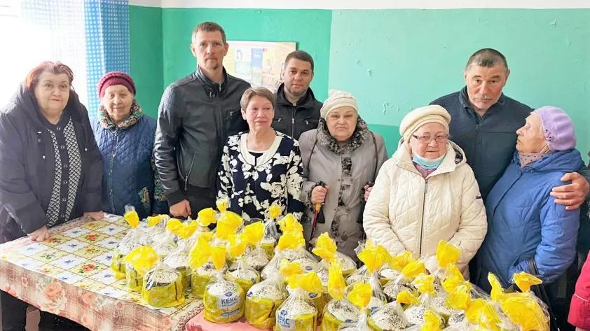Около 100 куличей передали единороссы Люберец общественным организациям