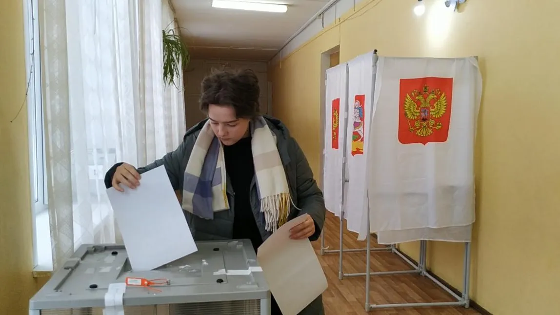 Активисты МГЕР, студенты, волонтеры голосуют на выборах в Серпухове