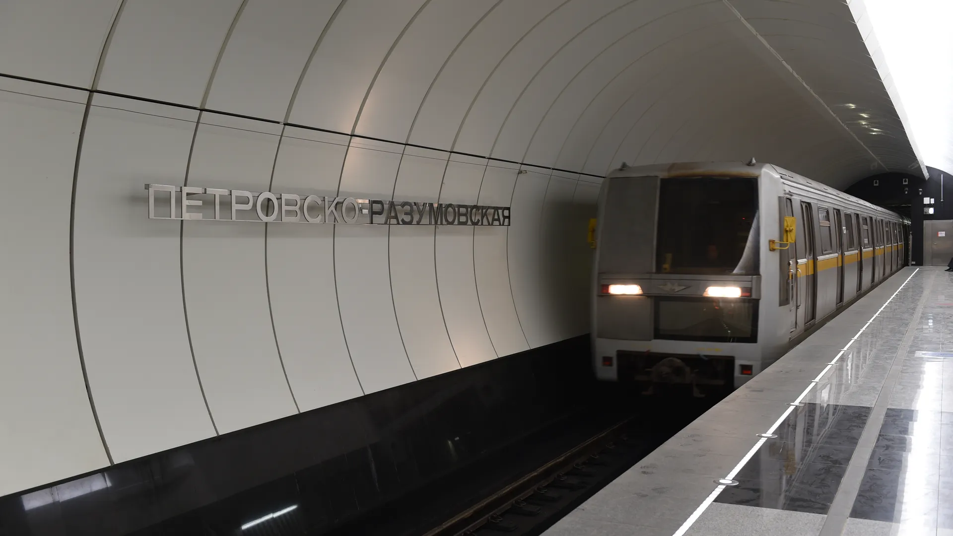 Человек упал на пути в московском метро