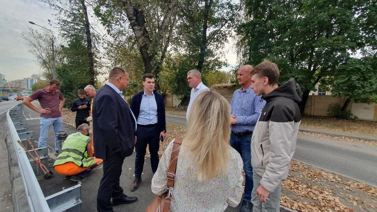 В поселке Люберец обустроили тротуар и ограждение вдоль дороги