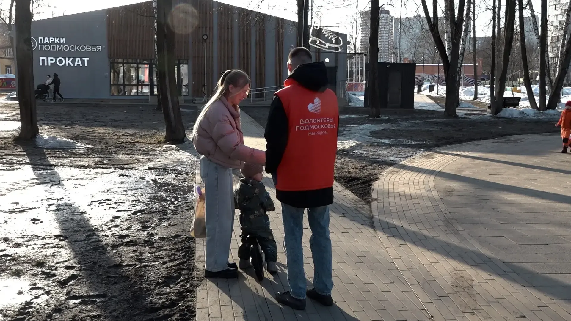 В Пушкино волонтеры провели акцию по безопасности на переходах