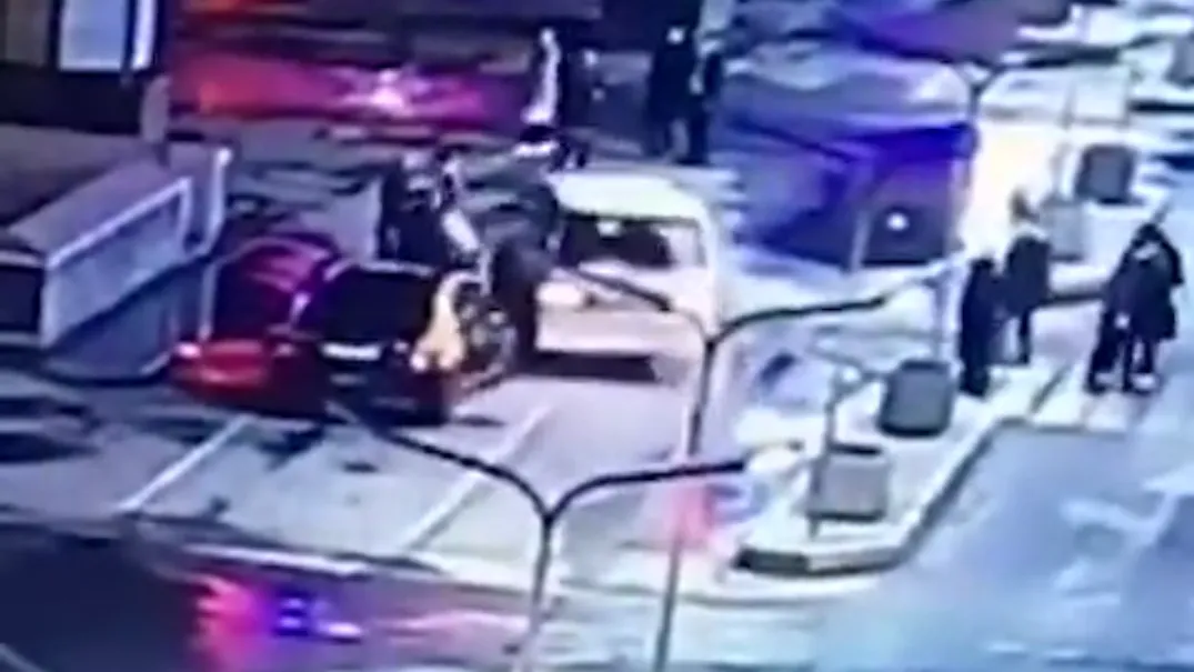 Участник массовой драки сбивает девушку на машине в Москве. ВИДЕО