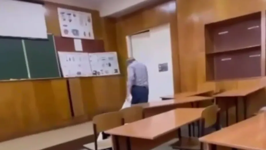 В Хабаровске преподаватель техникума выволок из аудитории кукарекающую студентку