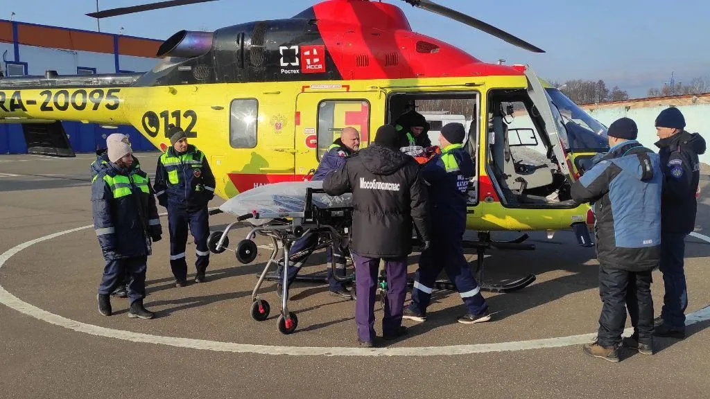 Пациента с сердечной недостаточностью доставили вертолетом из Ногинска в Москву
