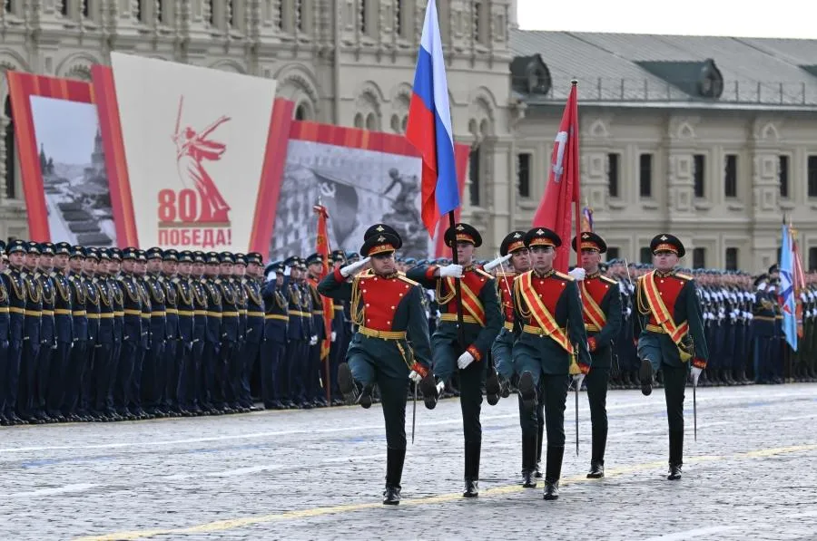 РИА Новости, Илья Питалев \ Знаменная группа на Красной площади в Москве на военном параде, посвященном 80-летию Победы в Великой Отечественной войне.