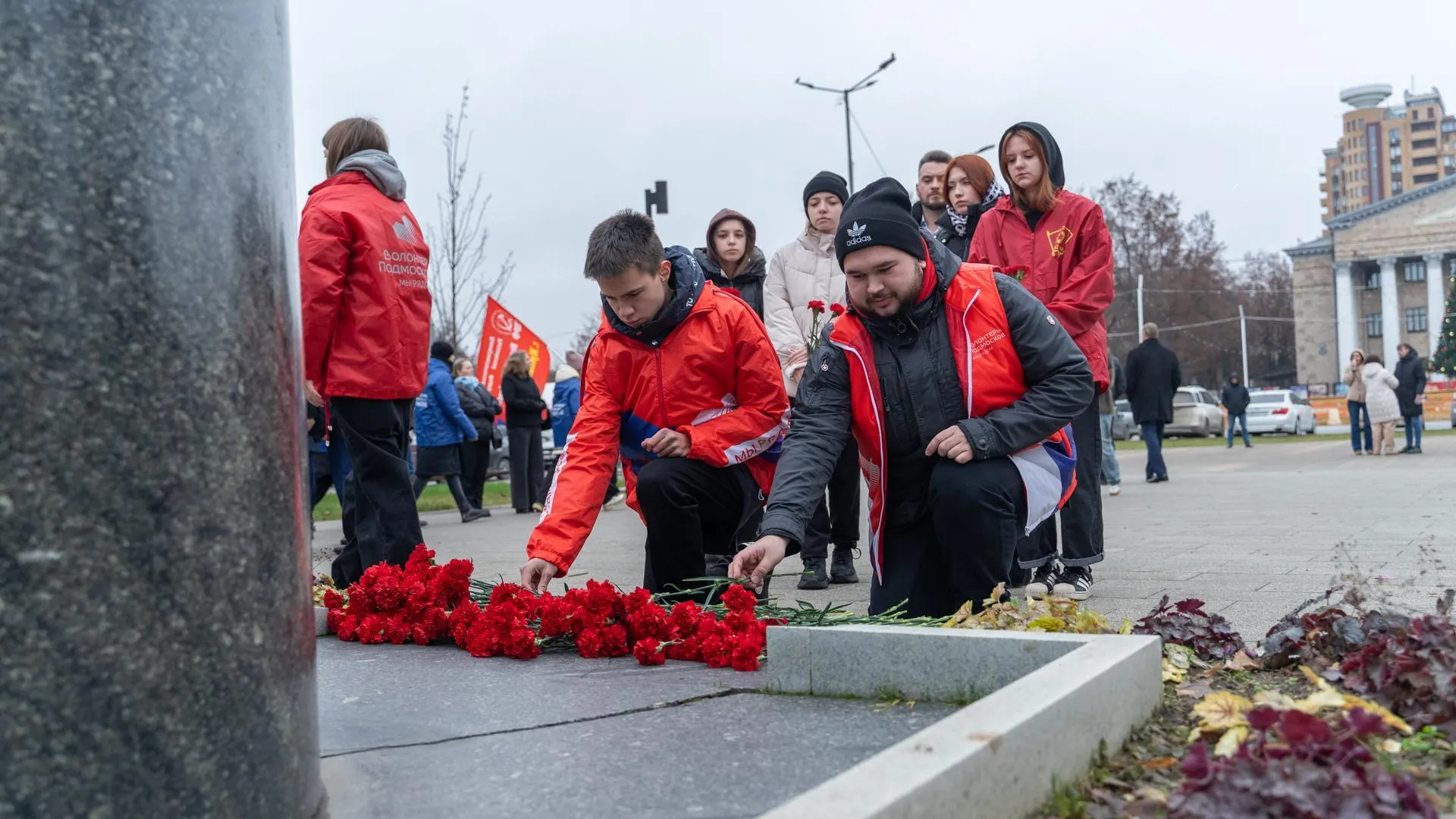 Жители Жуковского возложили цветы к памятнику Николаю Жуковскому 4 декабря