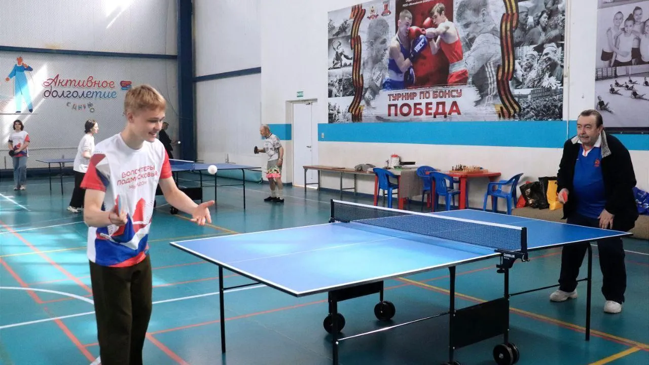 Волонтеры и школьники сыграли с долголетами на спортивном турнире по теннису в Можайске