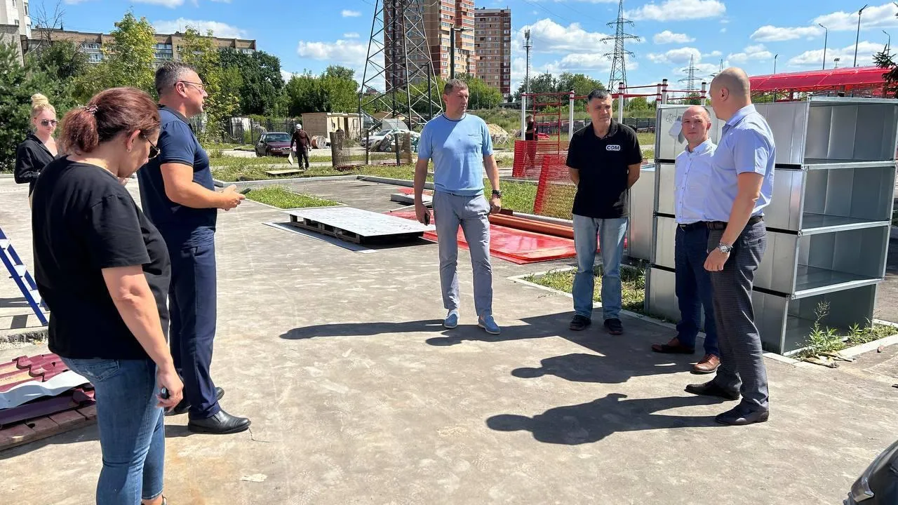 Замглавы округа Чехов проконтролировал процесс капремонта стадиона «Гидросталь»