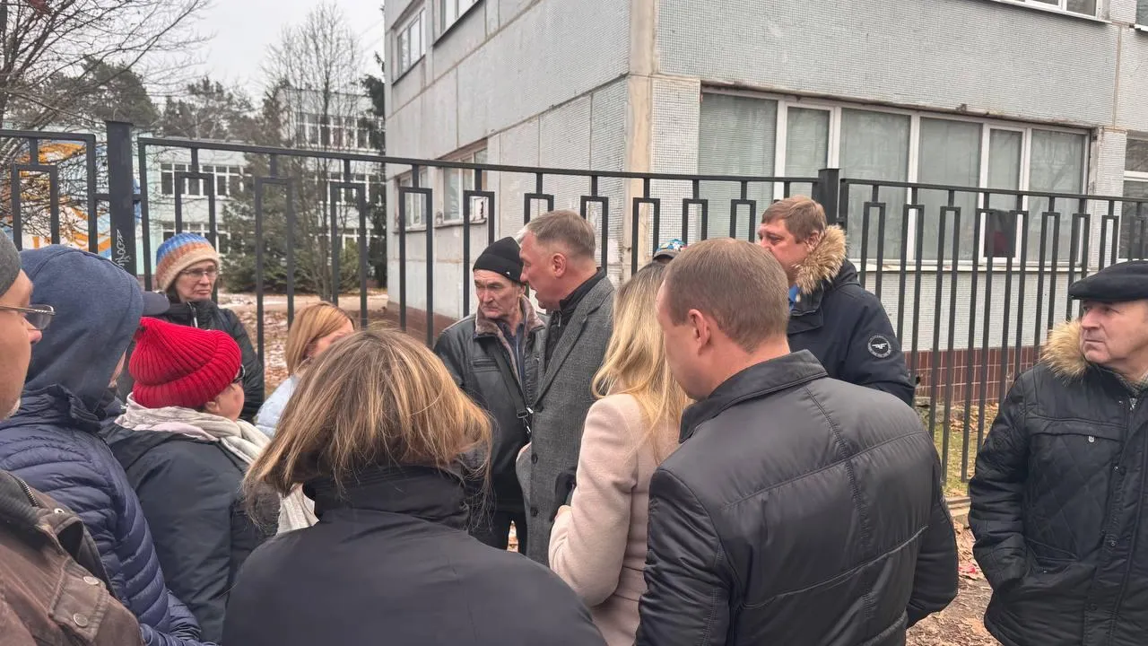 Глава Жуковского Борис Аубакиров прибыл на место пожара в доме на улице Осипенко
