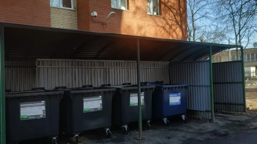 Неправильно припаркованные машины стали причиной накопления отходов в бункерах в Люберцах