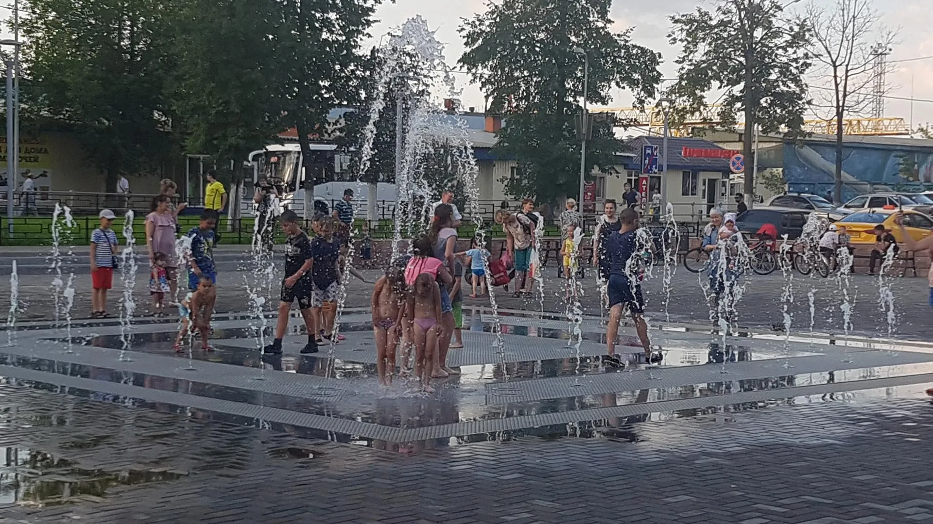 Цветомузыкальный фонтан оборудовали на площади в поселке Красногорска