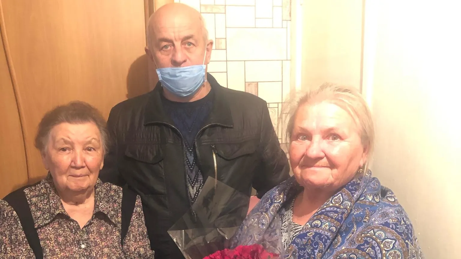 Подарки и цветы вручили ветерану труда из Подольска к 80‑летию