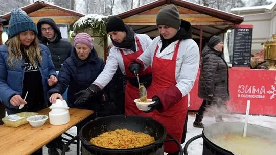 Уху и плов приготовили на рождественском гастрофестивале в Балашихе