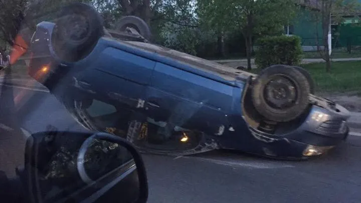 Автомобиль перевернулся на дороге в Подольске
