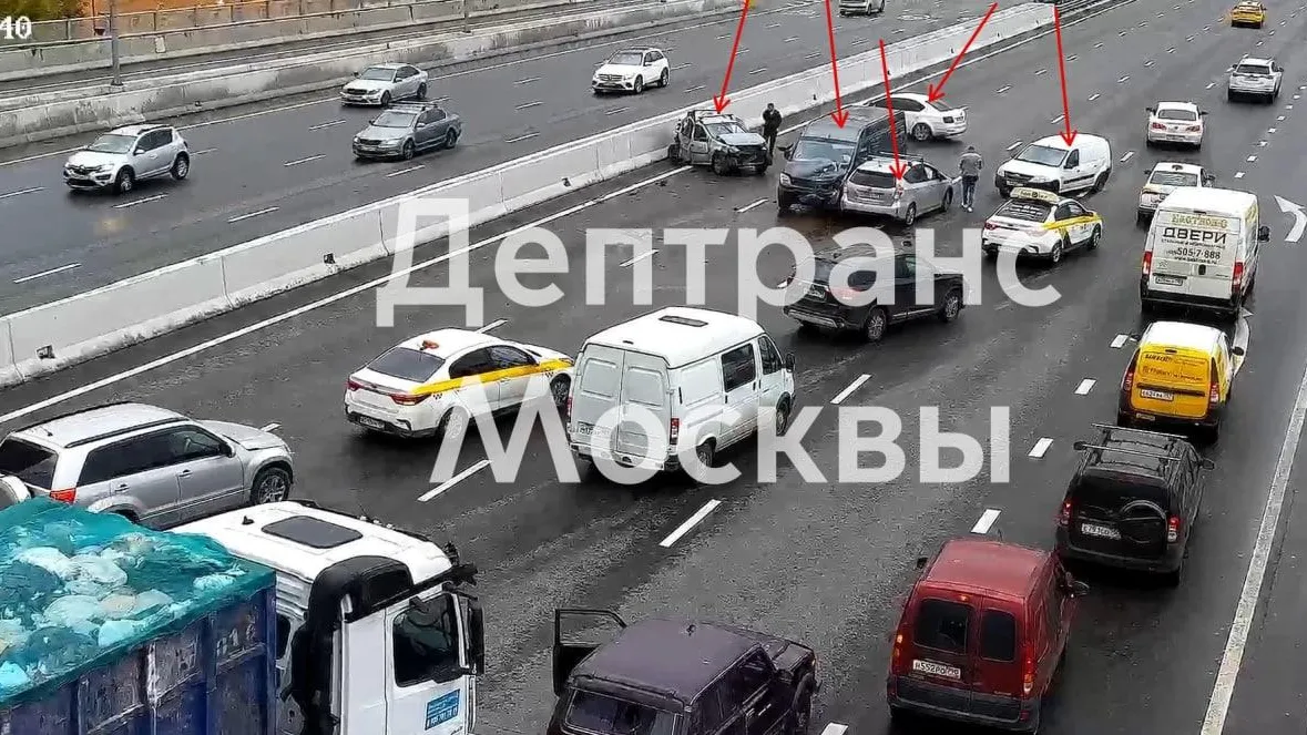 Несколько автомобилей столкнулись на Зеленоградской улице Москвы