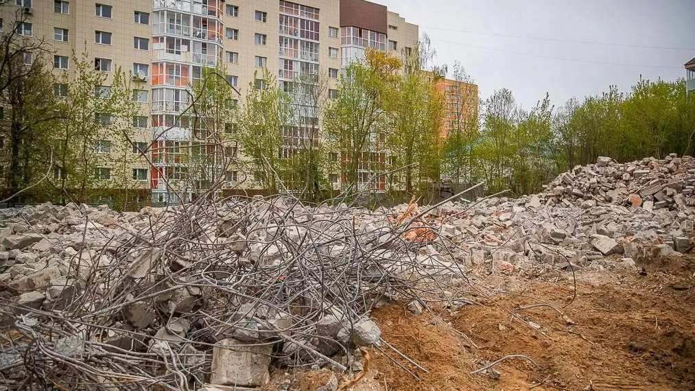 На улице Радужная в Звенигороде завершается снос недостроенного 5-этажного дома
