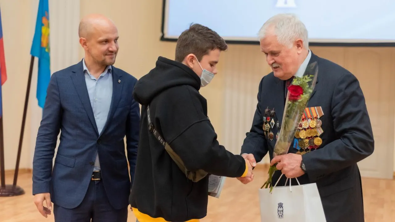 Глава Ленинского округа Дмитрий Абаренов вручил первые паспорта юным жителям