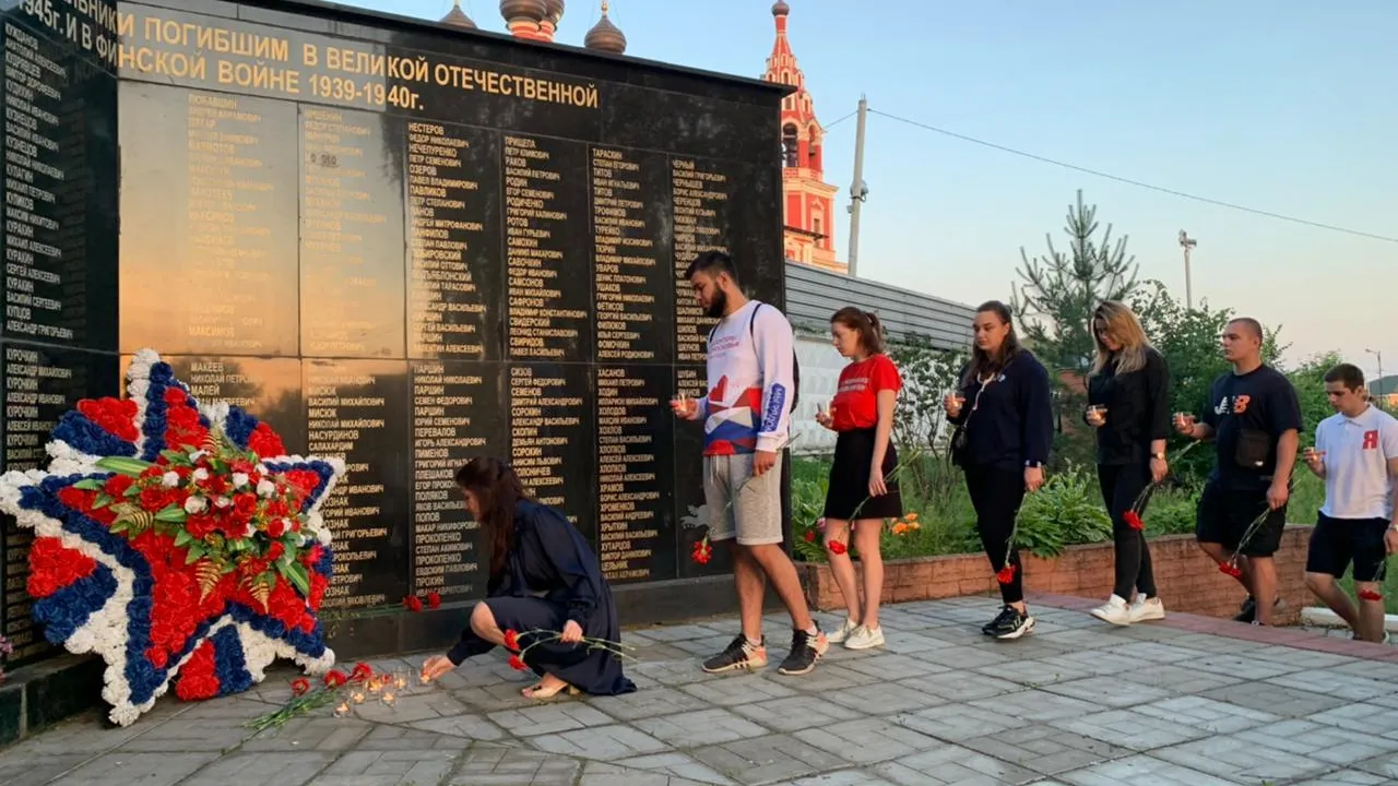 Молодежь Котельников почтила минутой молчания память погибших солдат в ВОВ