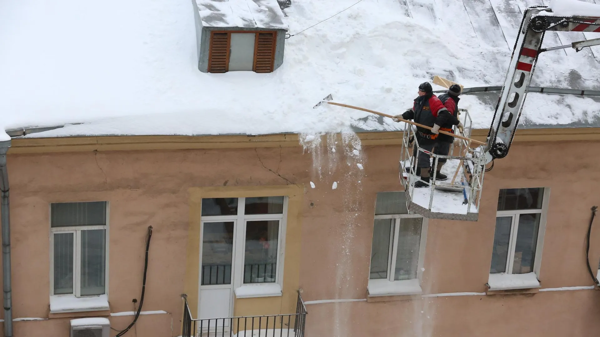 В Королеве за неделю очистили более 500 домов от сосулек и наледи