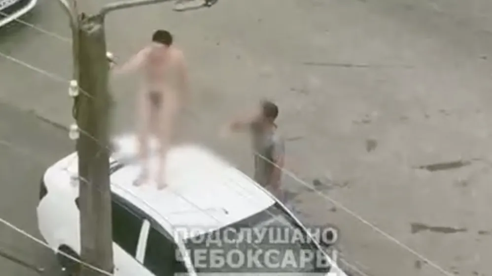 Голый мужчина в Чебоксарах чуть не пробил крышу автомобиля, прыгая на ней