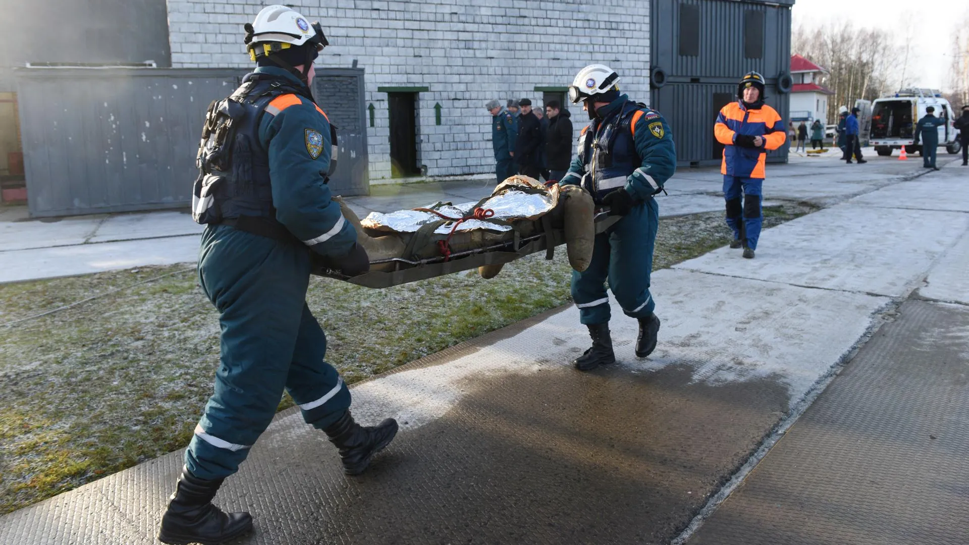 Более 20 человек устраняют последствия обрушения крыши в Щелкове