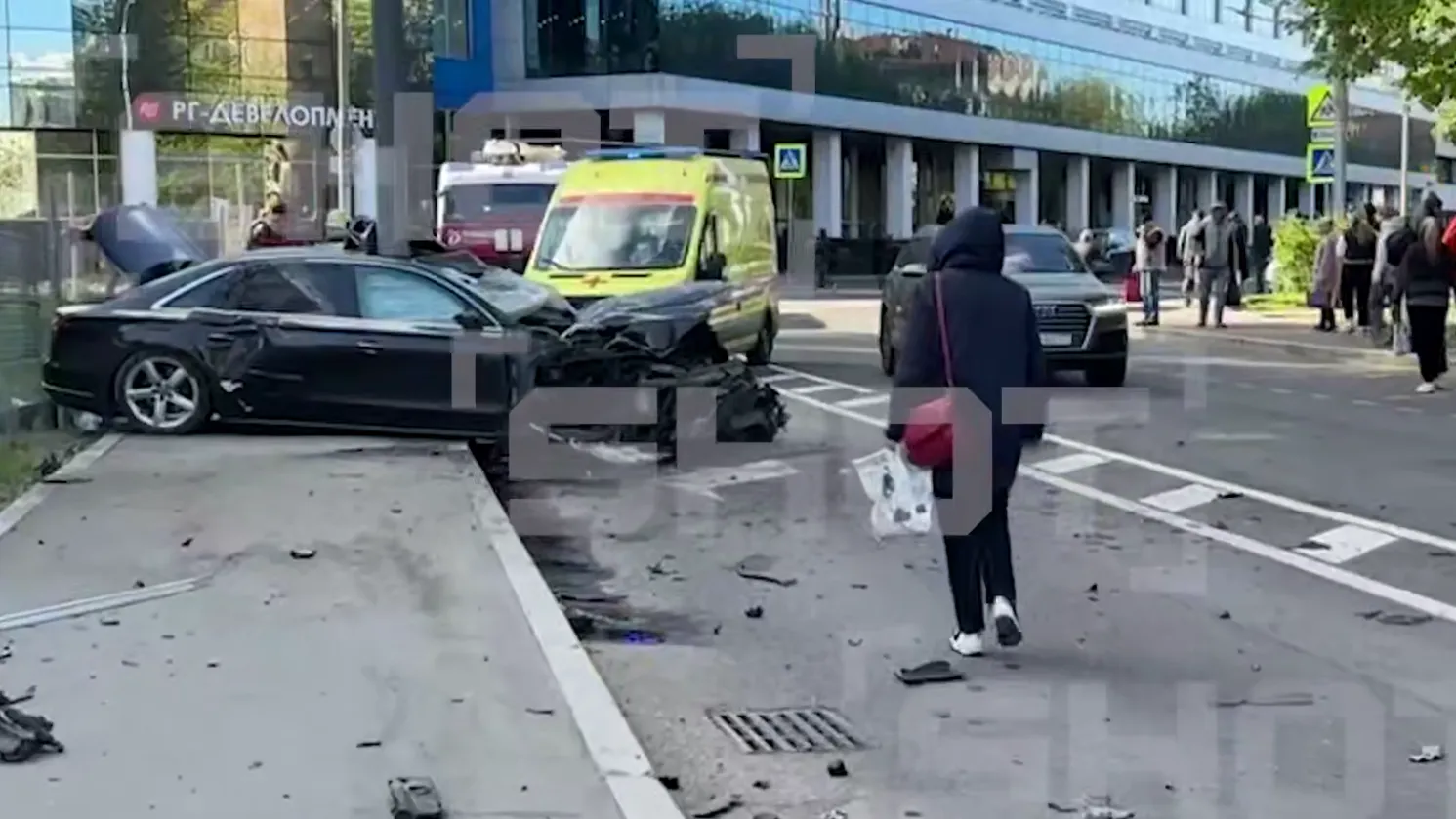 Почти порвало на части: видео жуткой аварии с Audi на севере Москвы