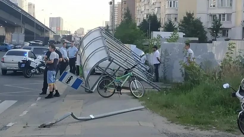 Водитель снес остановку на Комсомольском проспекте Люберец