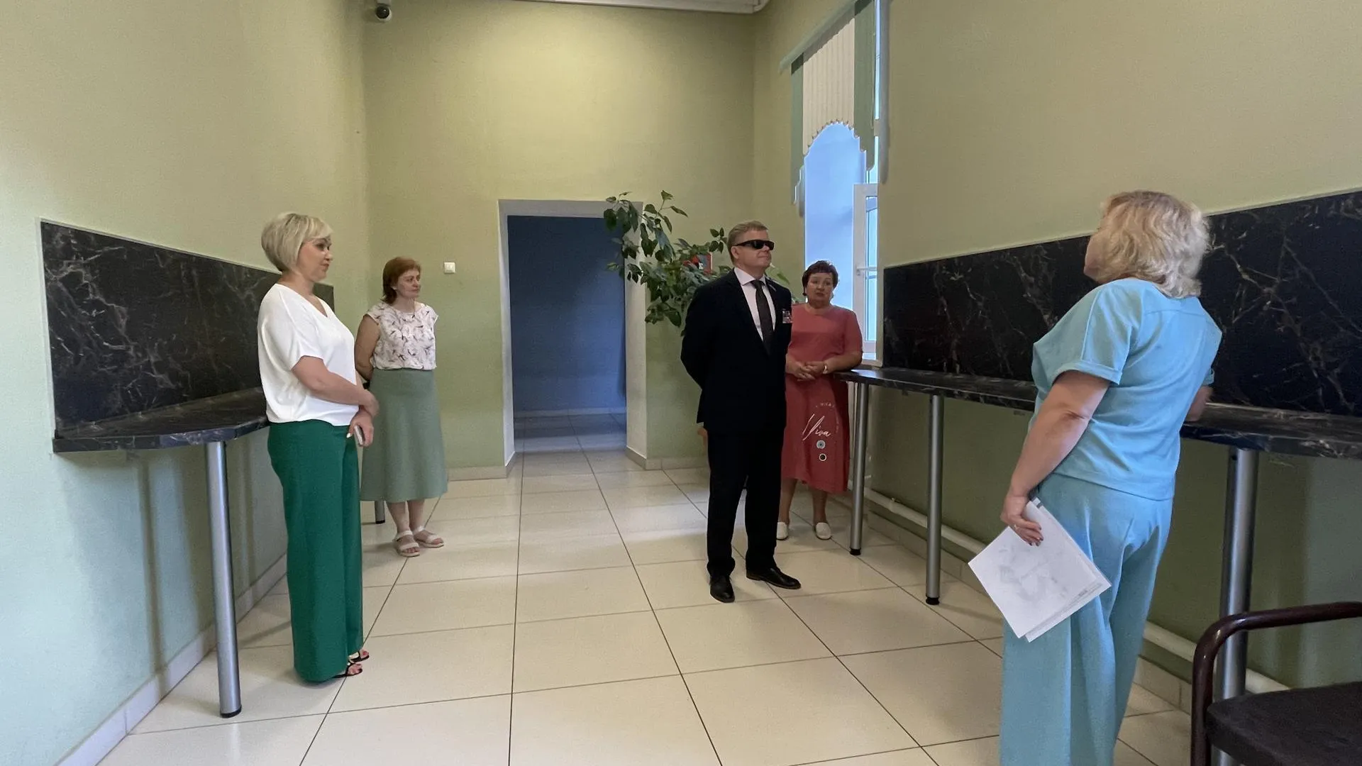 Партийцы осмотрели помещения и игровые зоны, ознакомились с досугово — образовательными программами, режимом и распорядком дня